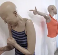 Pointing Mannequin
